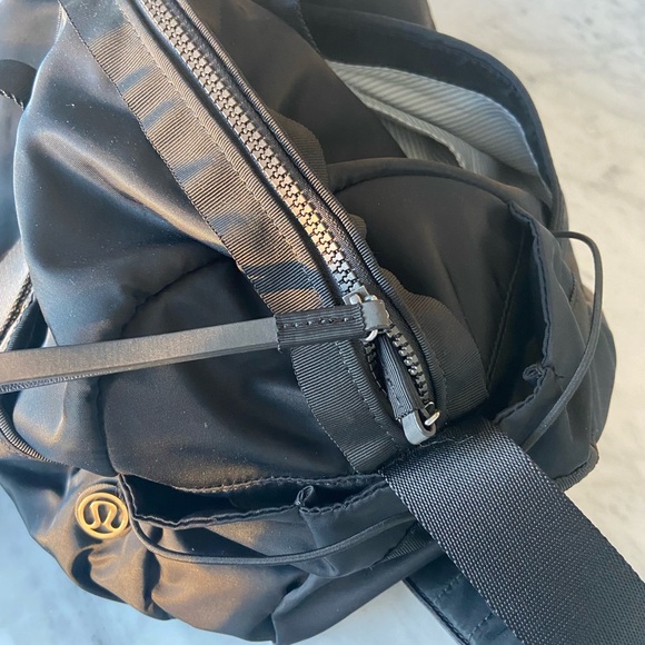 Black Lululemon bag in almost perfect condition. Hardly used. Loads of pockets. - Picture 3 of 5